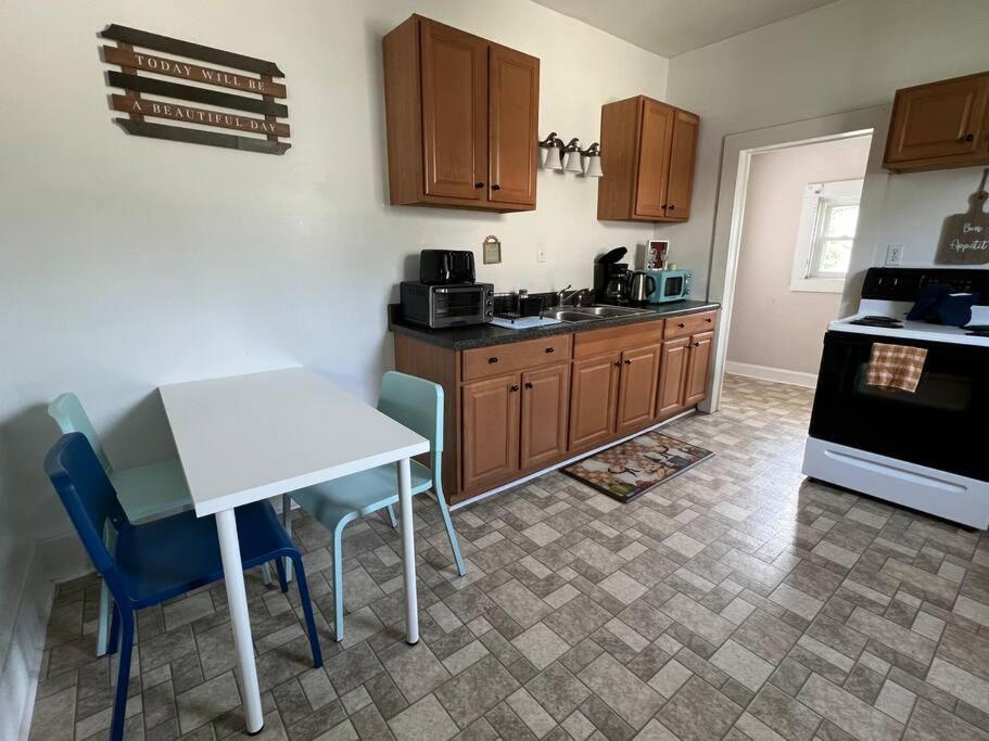 The Purple Door Apt In The Heart Of Radford City Extérieur photo
