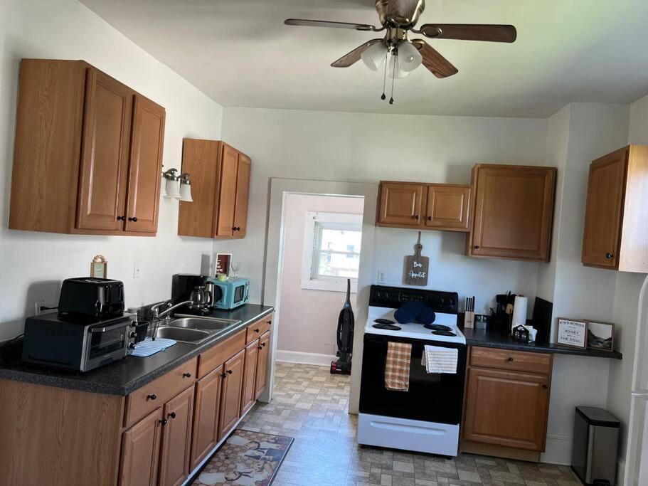 The Purple Door Apt In The Heart Of Radford City Extérieur photo